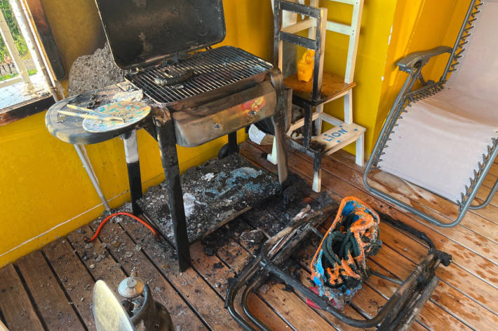 Gasflasche eines Grills gerät in Brand