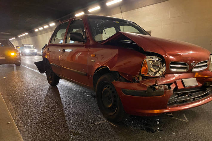 Auffahrkollision mit Sachschaden im Tunnel Lopper