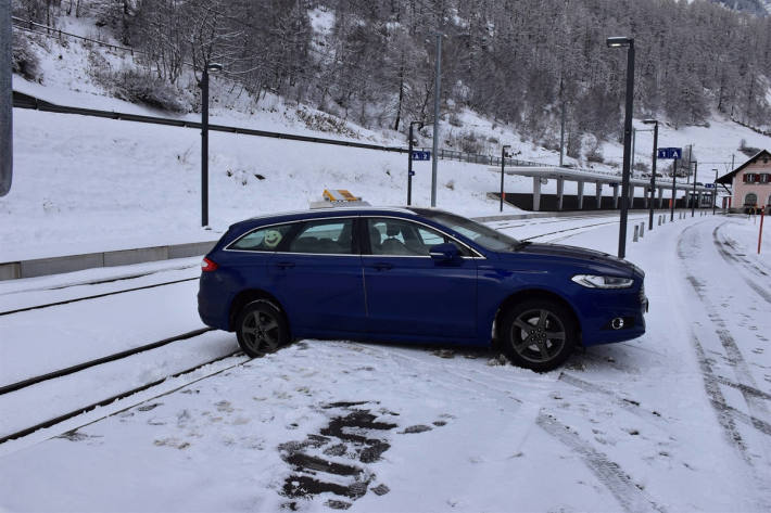 Personenwagen landet mit Heck im Gleis