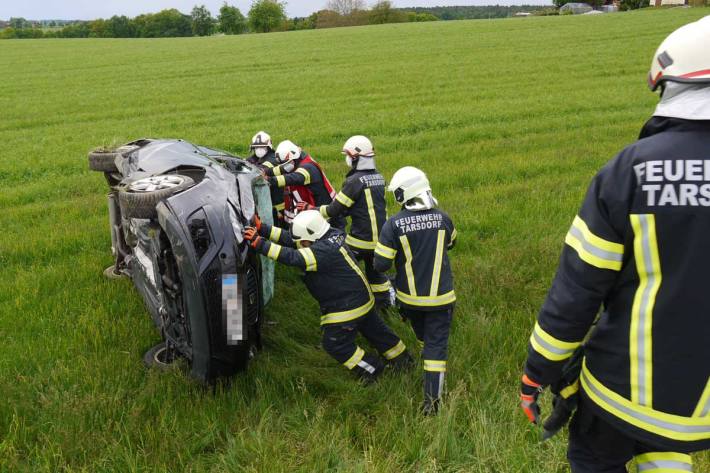 Neben den Fahrbahnreinigungsarbeiten wurde auch die Verkehrswegsicherung durch die Feuerwehr übernommen