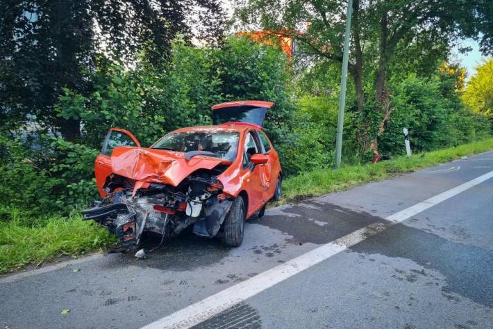 Vier Pkw-Insassen bei schwerem Verkehrsunfall verletzt