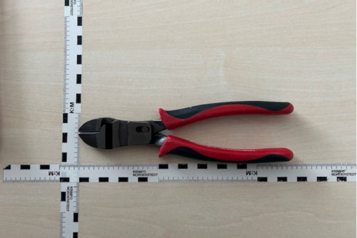 Der Täter wollte das Schloss mit einem Seitenschneider aufbrechen.