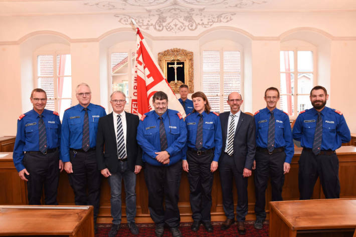 Von links: Maj Stefan Küchler, Polizeikommandant, Oblt Martin Kathriner, Leiter Verkehrs- und Sicherheitspolizei, Heinrich Wallimann, Wm Ruedy Waser, Wm Urban Ming (Fahne), Wm Sandra Muster, Landammann Christoph Amstad, Vorsteher Sicherheits- und Sozialdepartement, Oblt Hanspeter Durrer, Leiter Kommandoabteilung, Hptm Christoph Fries, Leiter Kriminalpolizei