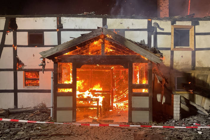 Beim Eintreffen der Feuerwehr stand das Gebäude bereits in Vollbrand.