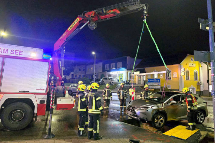 Mittels Kran wurde der PKW zurück auf die Straße befördert.
