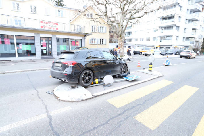 Autofahrerin prallt gegen Verkehrstafel