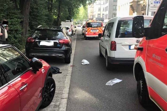 Der 80-Jährige wurde in Trier durch den Aufprall gegen einen geparkten Pkw geschleudert und erlitt schwere Verletzungen