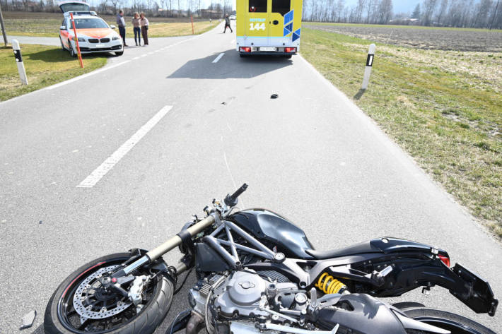 Steifkollision zwischen Motorrad und Auto