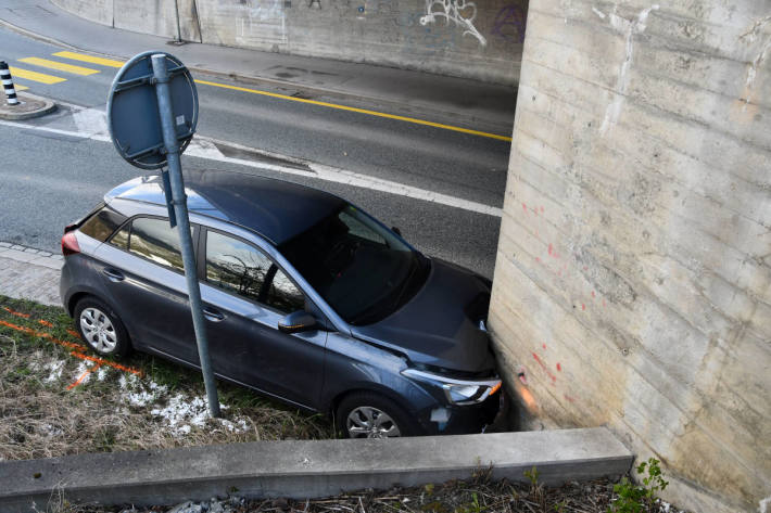 Totalschaden nach Kollision mit einer Mauer in Chur