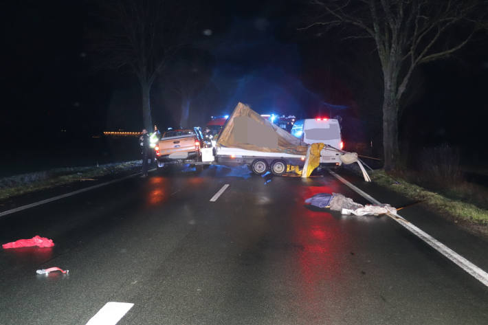 Durch Windböe mit Anhänger in den Gegenverkehr geraten