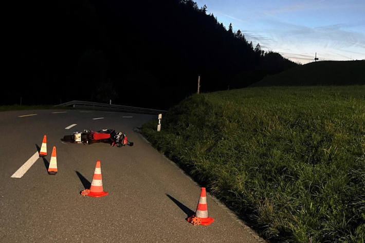 Der 17-Jährige stürzte mit seiner schwarz-roten Cross 125.