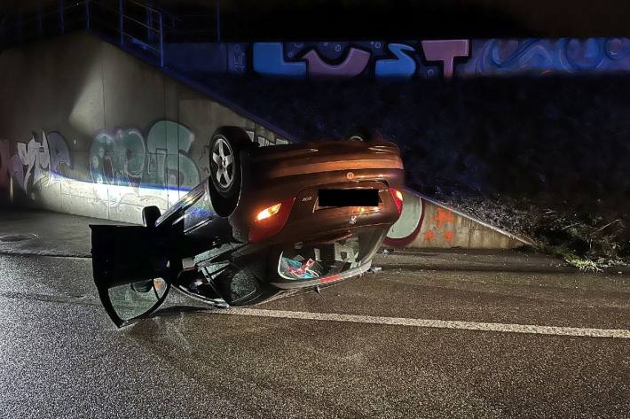 Die Autobahnauffahrt musste nach diesem Unfall gesperrt werden.