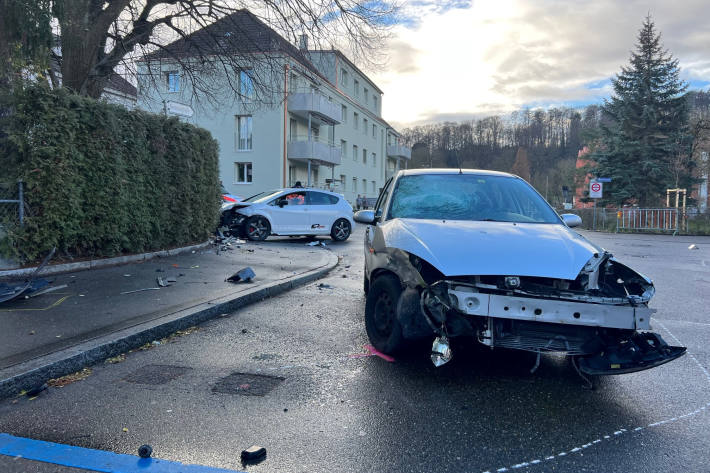 Raser baut Unfall mit zwei Verletzten in Wohnquartier