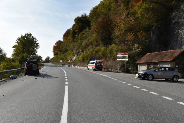 Zwei Autos kollidieren.