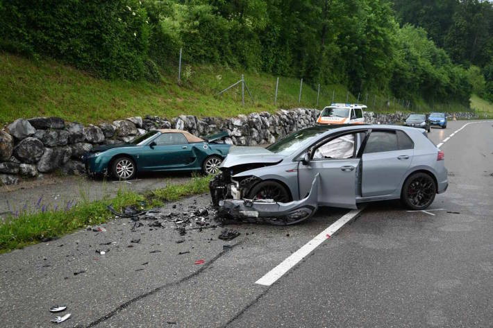 Beide Autos wurden stark beschädigt