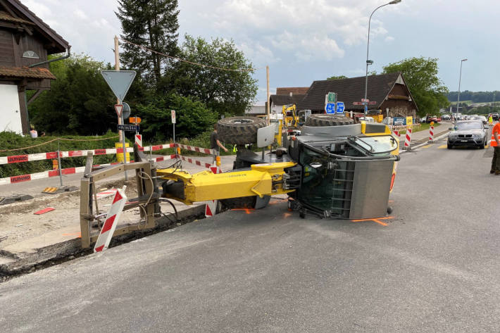  Hoflader reisst Autoseite auf in Hünenberg ZG