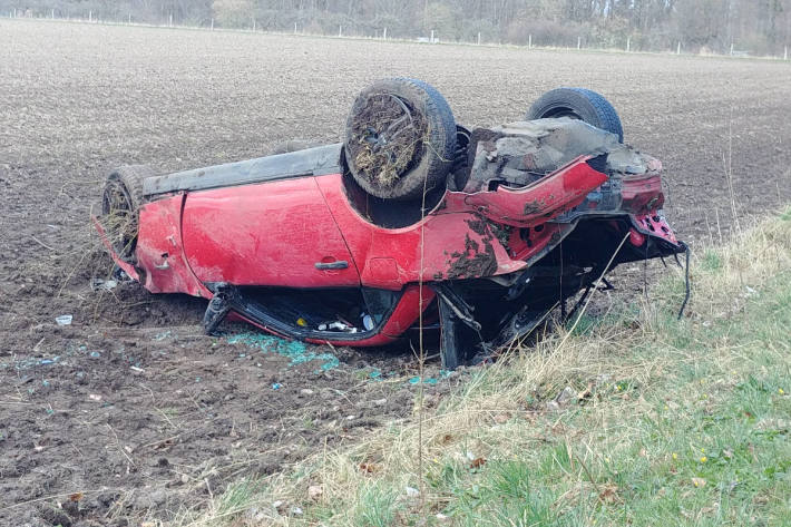 Auto landet auf dem Dach