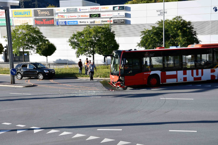 Beim Unfall wurde eine Buspassagierin sowie die Beifahrerin im Auto verletzt.