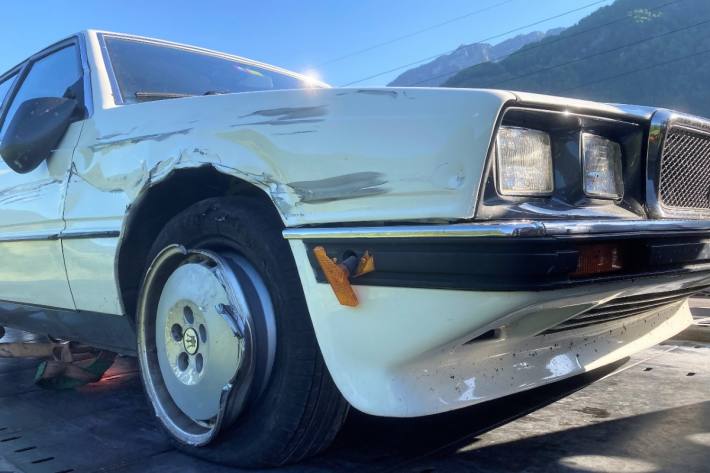 Der Maserati wurde bei der Kollision in Niederurnen GL beschädigt.