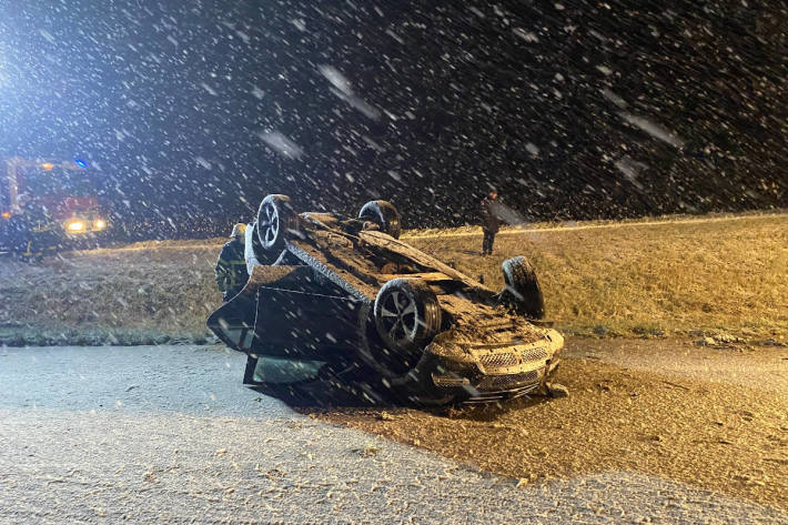 Pkw überschlägt sich bei Schneeglätte auf der A65 bei Edenkoben