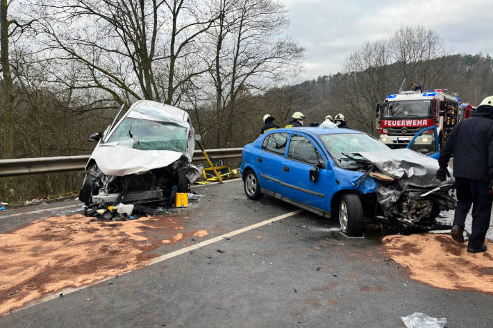 Kollision mit zwei schwer verletzten Personen