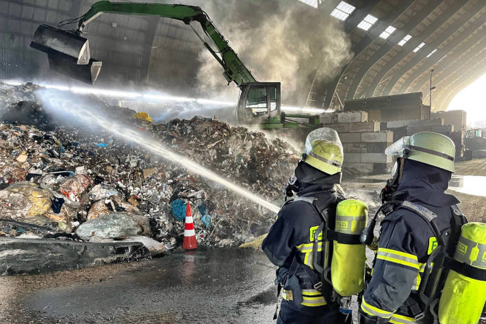 Brand in einem Recycling-Betrieb
