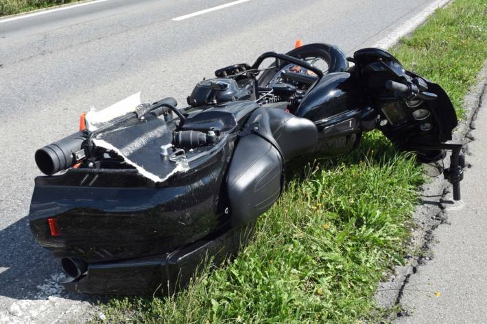 Bei der Kollision in Ballwil wurde der Motorradfahrer verletzt.