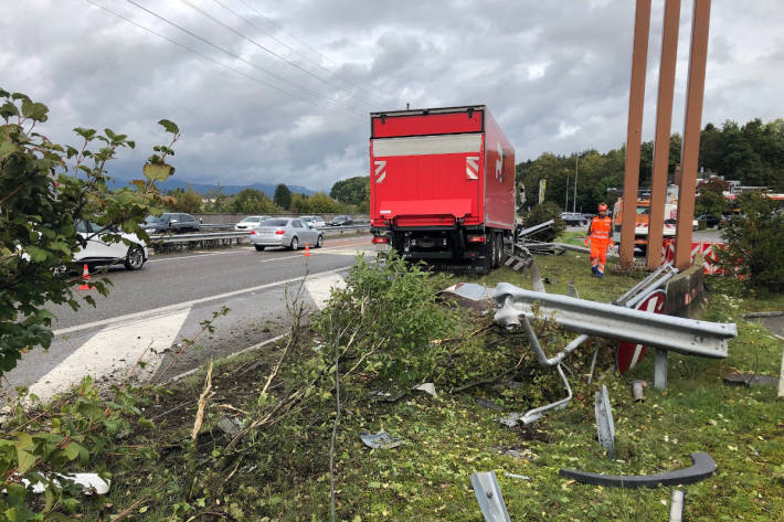 Verunfallter Lastwagen auf der A1 bei Kölliken