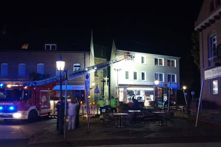 Eine Frau wurde mit Drehleiter aus dem 2. Stock gerettet.