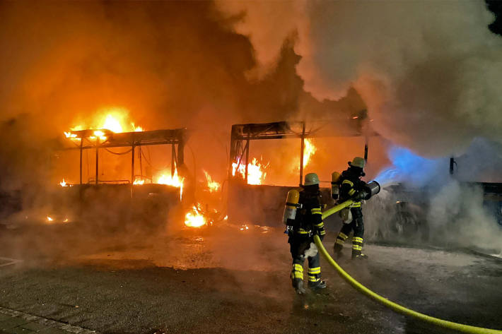 Die Flammen griffen auf umstehende Bäume über.