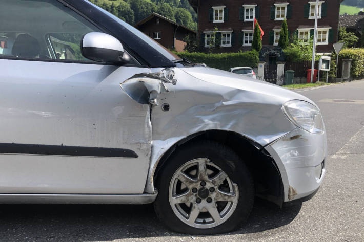 Beim Abbiegen Kollision verursacht