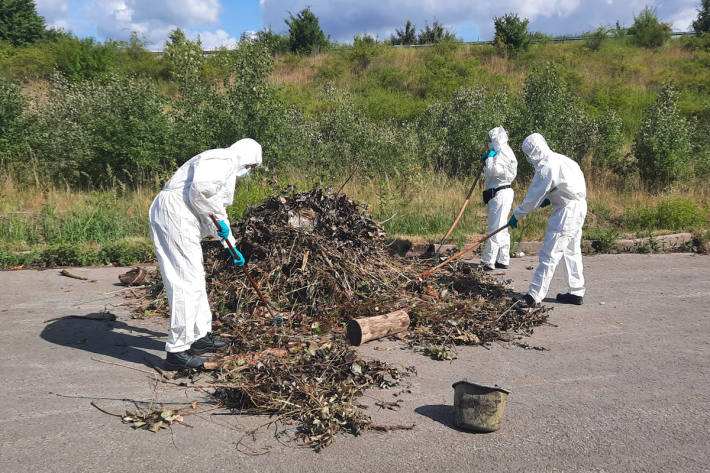 Kriminaltechniker untersuchen den Müll nach weiteren Skelettfunden.