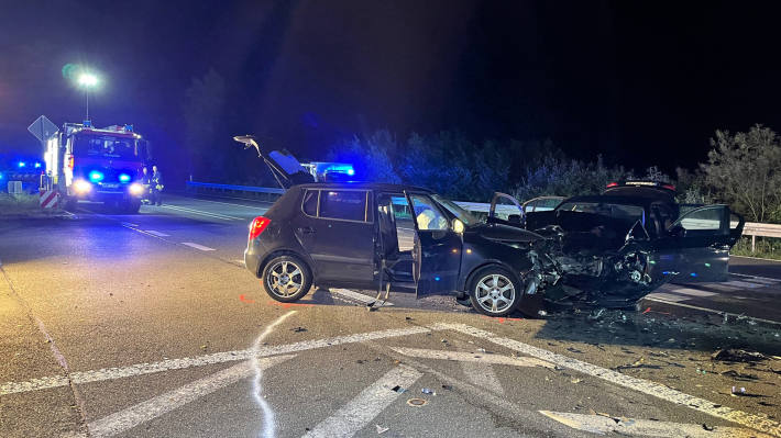 Sieben Menschen wurden bei der Frontalkollision teils schwer verletzt.