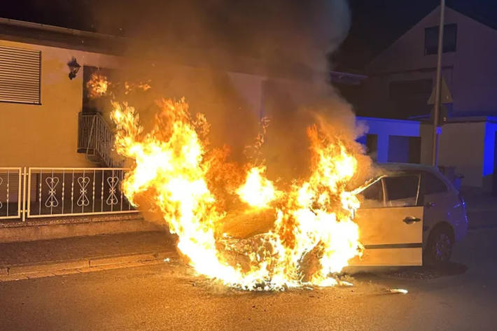 Beim Eintreffen der Feuerwehr stand der Pkw bereits in Vollbrand.