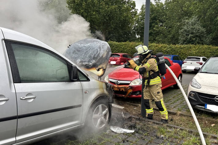 Flüssiger Kunststoff einer brennenden Straßenlaterne tropfte auf den Pkw.