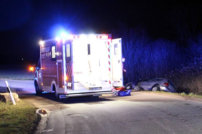 In Niederzier wurden drei Menschen verletzt, als ein Auto von der Straße abkam und in einen Graben fuhr