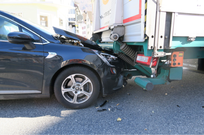 Die Polizei fuhr die verletzte Autolenkerin ins Spital.