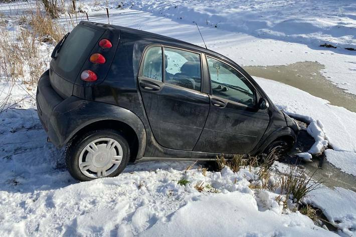 er Smart durchbrach in Bremen das Eis und versank mit der Motorhaube im knietiefen Wasser