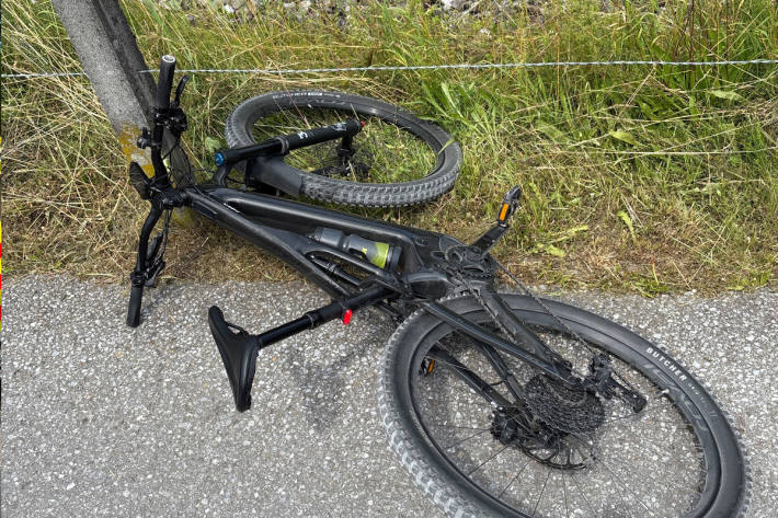 Die 68-jährige Frau stürzte mit ihrem E-Mountain-Bike und verletzte sich schwer.