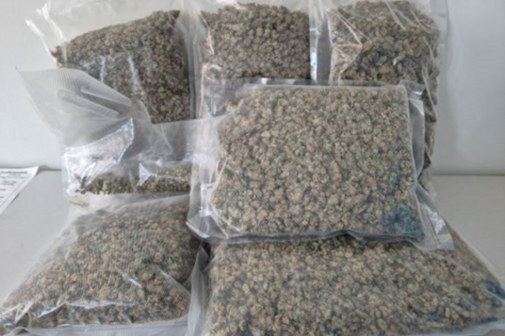 In dem leerstehenden Gebäude lagerten die Ermittler rund 2,8 Kilogramm abgepacktes Marihuana