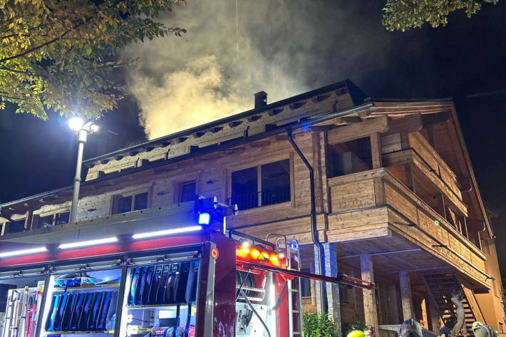 Der Brand brach im Bereich des Kamins aus.