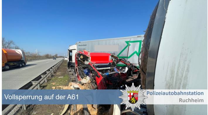 Vollsperrung nach schwerem Verkehrsunfall auf der A61