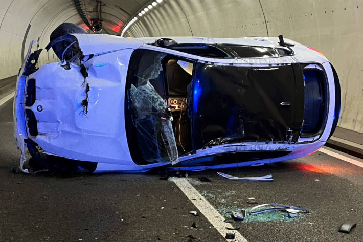 Das Auto kam auf der Seite liegend zum Stillstand