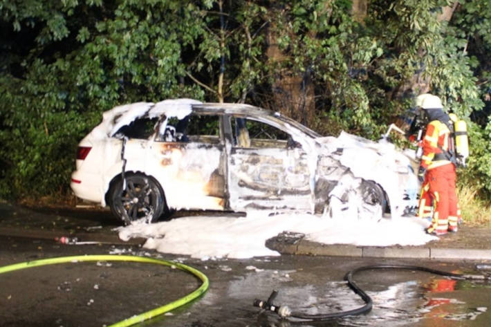 Zwei Männer erleiden schwere Verletzungen bei Fahrzeugbrand