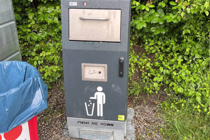 Beim Grillplatz Maz wurden zwei Pressabfalleimer beschädigt.