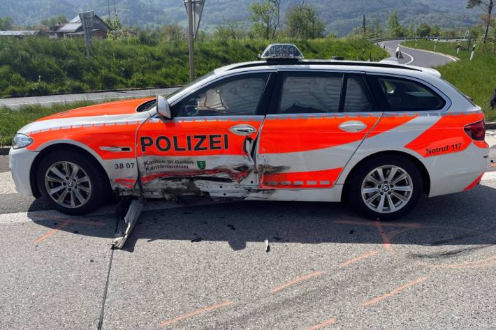 In Sevelen SG ist ein Auto in ein Polizeifahrzeug gefahren.