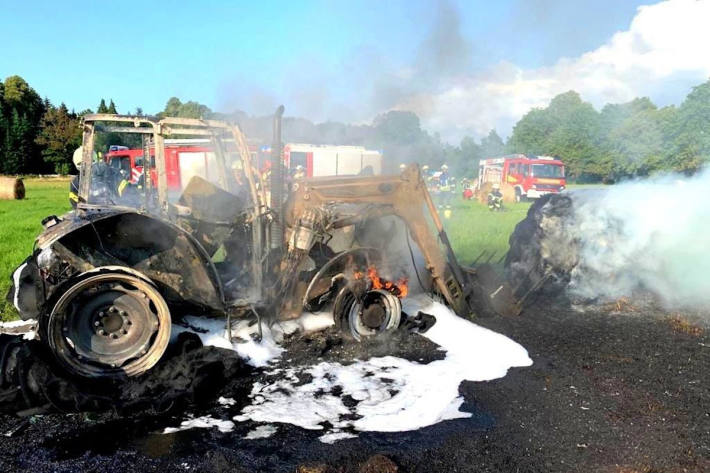 Brand eines Traktors auf einer Wiese bei Gladrow