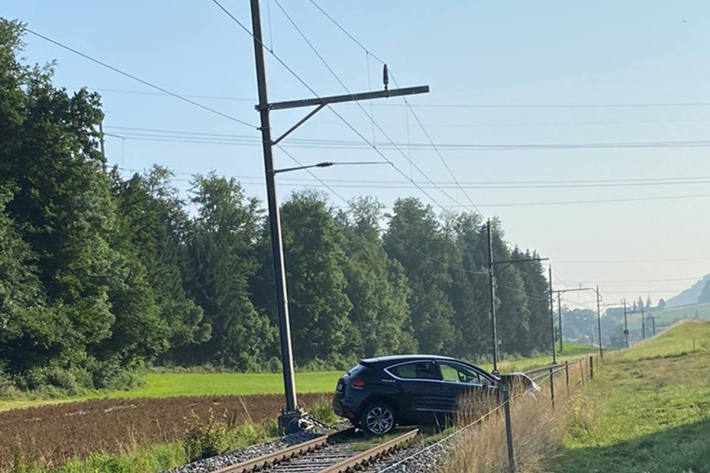 Verunfalltes Auto blockiert Gleis bei Niederscherli 