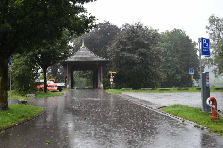 Fahrzeug beschädigt Aabachbrücke in Schmerikon