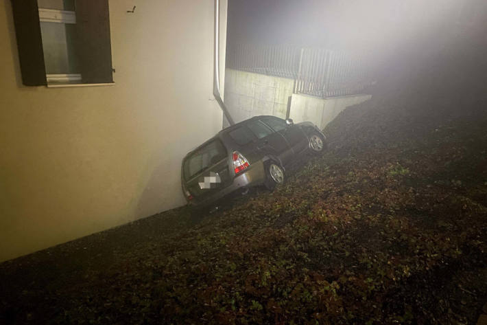 Bei Selbstunfall mit Hauswand kollidiert